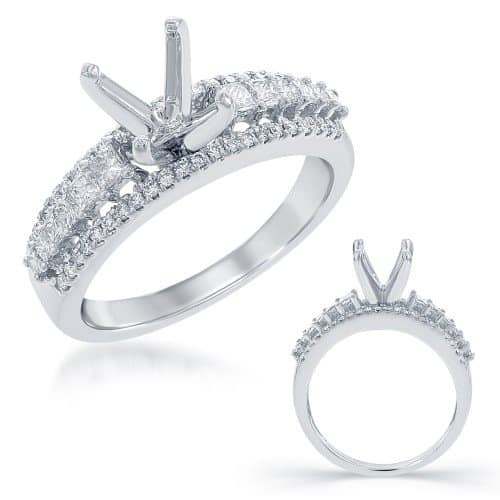 Engagement ring, set with princess cut diamonds and round brilliant cut diamonds